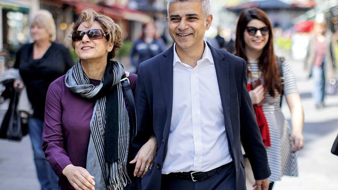 Sadiq Khan porazil konzervativního konkurenta skoro o deset procent