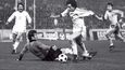 Za reprezentaci odehrál Ladislav Vízek 55 zápasů, vstřelil v nich 13 gólů. Zde v kvalifikačním zápase mistrovství Evropy 1980 (Československo nakonec postoupilo a na ME získalo bronzovou medaili)