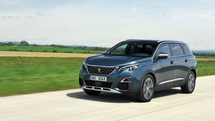 Zpředu se Peugeot 5008 prakticky neliší od menšího 3008, který minulý rok získal titul evropského Auta roku