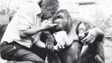 Sir David s orangutanicí a jejím mládětem v londýnské zoo v roce 1982