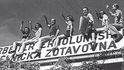 Plzeňští zaměstnanci se  okázale radují na terase penziónu Kopa v Ovčárech