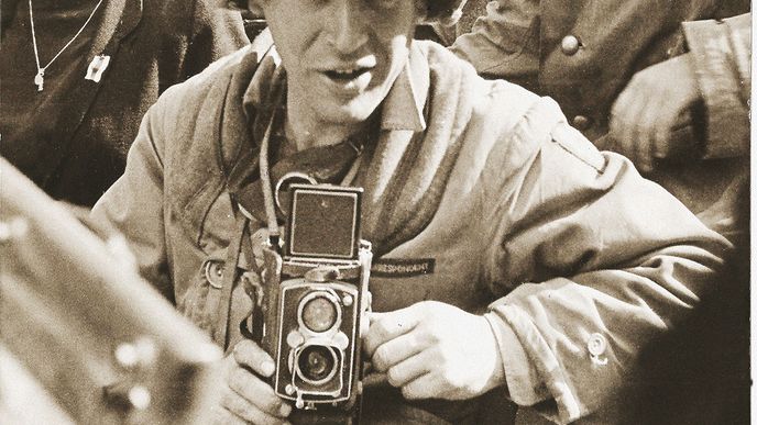 Americký fotograf Eric Schwab a jeho kolega Meyer Levin byli prvními spojeneckými reportéry v Praze. Pokračovali do Terezína, kde měl Schwab najít svou matku…