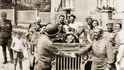 Příslušníci operačních skupin OSS „Freedom“ a „Ferndale“ v Berouně při setkání se sovětskými vojáky