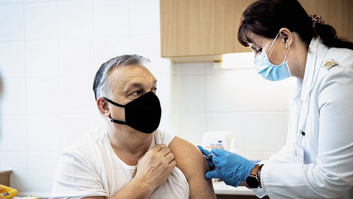 Premiér Orbán se nechal očkovat čínskou vakcínou