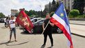 Rusky mluvící Gagauzsko je dalším „slabým článkem“ Moldavska. Na snímku Gagauzové se svou národní vlajkou před sídlem moldavské vlády.