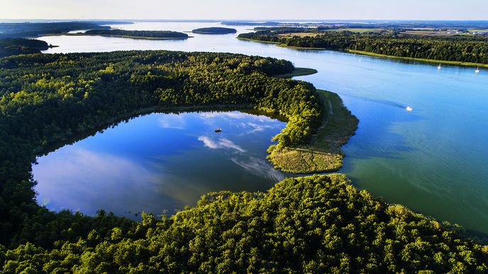 Fantastická příroda: Božská Mazurská jezerní plošina se nachází na&nbsp;severovýchodě země. Najdete zde především přes 2700 jezer. Ta propojují četné ka­nály, díky nimž lze po nich plout na&nbsp;lodi i&nbsp;několik týdnů bez přerušení.