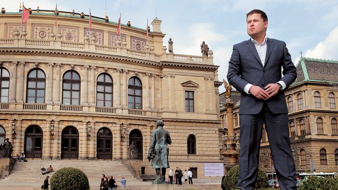 ALEŠ MICHL stojí na Palachově náměstí v Praze. Rád by tu měl velké dluhové hodiny.