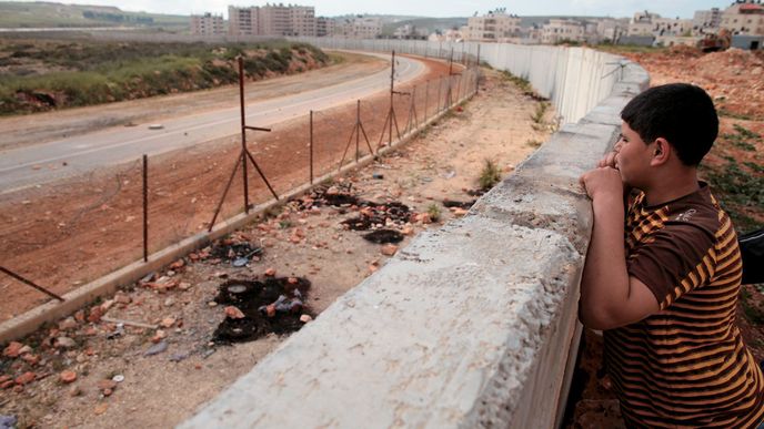KLUCI Z KALANDIE chodí přes zeď koukat do země zaslíbené. Případně na izraelskou stranu házet hořící pneumatiky.