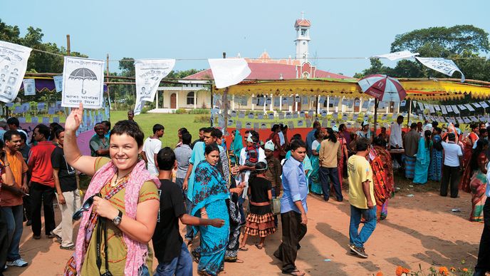 „Většina života Bangladéšanů se odehrává venku, na ulici a ve dvorech. Domů se často chodí jen vyspat,“ tvrdí Jitka Kosíková.