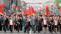 Alexandr Lukašenko kráčí v čele průvodu na Den vítězství  s desetiletým synem Koljou, který ho provází všude, na setkání s papežem i prezidenty