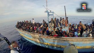 Italská pobřežní stráž zachránila od čtvrtka na moři 6000 migrantů