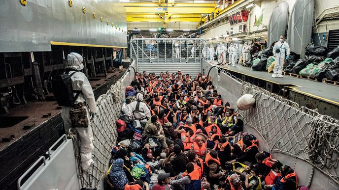 Italské námořnictvo zachraňuje běžence u ostrova Lampedusa. Každý sedmašedesátý ve vlnách zahyne. Politici ze zemí Evropské unie se zatím přou, jak naložit se šťastlivci, kteří přežili. 