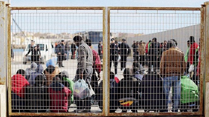Evropská komise informovala, že do konce května navrhne plán přerozdělování uprchlíků.