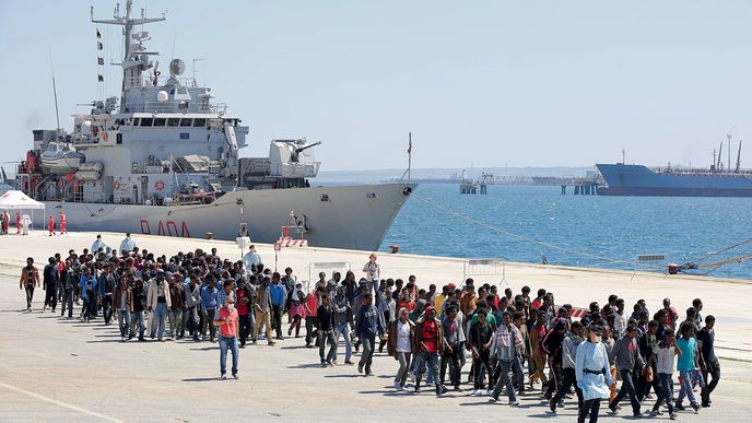 Italská pobřežní stráž zachránila 70 běženců z přeplněné lodě, mezi nimi i ženy a děti