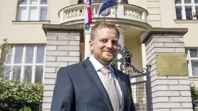 Prezident Liberlandu Vít Jedlička míří na chorvatské velvyslanectví  v Praze. Usiluje o uznání svého státu.