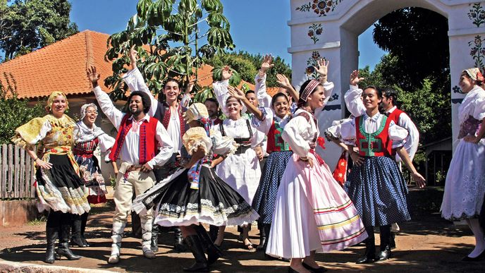 Folklór v Batayporã oslovuje i ty potomky českých osadníků, jimž v žilách koluje spíše brazilská krev