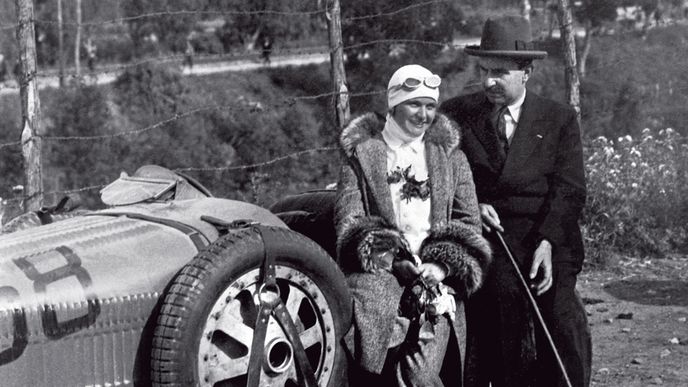 Eliška Junková s Vincenzem Floriem, zakladatelem závodu Targa Florio, na němž česká závodnice zaznamenala v roce 1928 největší úspěch své kariéry (skončila pátá)