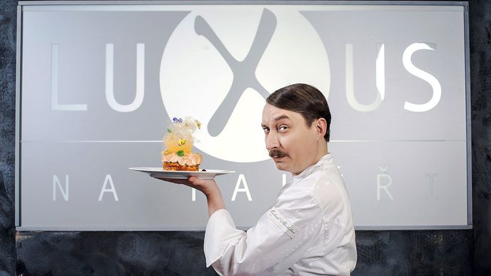 Pořad Luxus na talíři je vydařená provokace: vaří se tu hezky snobsky, hlavně ne lokálně –  a už vůbec ne beze zbytku