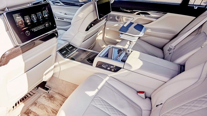 Business Class Prodloužená verze BMW řady 7 nabídne na ředitelském místě polohovatelné sedadlo Executive Lounge, které vyhřívá, odvětrává i masíruje. Nastavení do relaxační polohy posune přední sedadlo a sklopí opěradlo tak, aby bylo vzadu víc prostoru pro nohy. Pro ovládání je ve středové konzoli připraven sedmipalcový tablet. 
