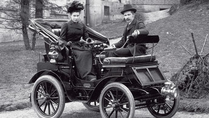 První benzínový automobil Benz se u nás objevil před vánočními svátky roku 1893 díky baronu Theodoru von Liebiegovi, jedenadvacetiletému libereckému dědici textilního konglomerátu.