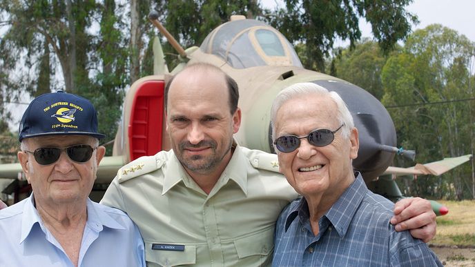 Dvorní mechanik Ezera Weizmana, Nori Harel, ředitel Vojenského historického ústavu plk. Aleš Knížek a izraelská letecká legenda Danny Shapiro, rok 2008