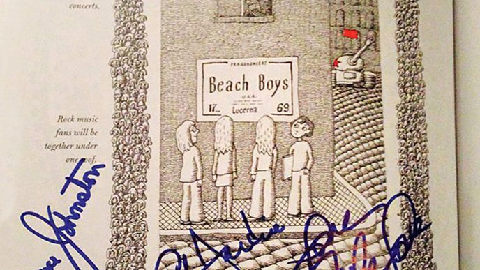 Kalifornští surfaři The Beach Boys budou, věřte nebo ne, 10. června znovu v Praze. Vznikli v roce 1961, foto pochází z coveru jejich prvního alba, vydaného o rok později. Zleva Brian Wilson (po mnohaletém boji s drogami se vydal na sólovou dráhu), Mike Love (jediný, který přijede letos do Prahy podruhé), Dennis Wilson (ve 39 letech se utopil na své luxusní jachtě v kalifornském zálivu Marina Del Ray), Carl Wilson (zemřel v 51 letech na rakovinu plic) a David Marks (byl se skupinou jen krátce). 