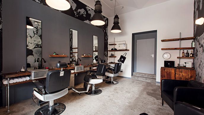 Když Tomáš Kožíšek (nahoře) v roce 2010 zakládal v Praze ­první pánské holičství Thomas&#39;s Barber­shop, jeho okolí si klepalo na hlavu. Přátele v něm však stříhal a holil od prvního dne. Dnes má v Praze tři úspěšné pobočky.