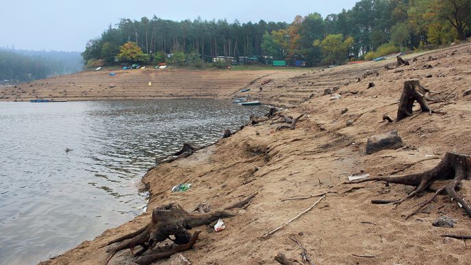 Vodní hladina v kempu Radava u přehrady Orlík klesla v roce 2015 o více než 10 metrů