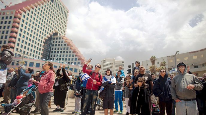 Obyvatelé Tel Avivu sledují přelet letadel během vojenské přehlídky
