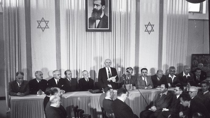 Čtrnáctý květen 1948: David Ben Gurion vyhlašuje židovský stát. Ponese jméno Stát Izrael.