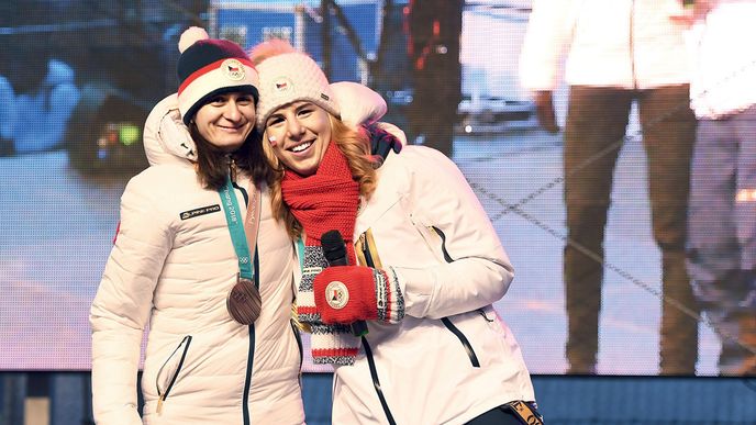 Martinu Sáblíkovou a Ester Ledeckou přivítali fanoušci po návratu z olympiády na Staroměstském náměstí 