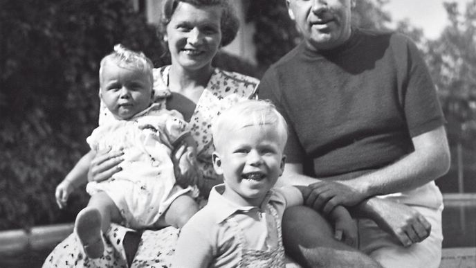 Václav M. Havel s manželkou Boženou a syny Václavem a Ivanem na venkovském sídle Havlov na Vysočině