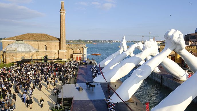 Building Bridges (Budování mostů), instalace ve volném prostoru. Obrovská socha italského umělce Lorenza Quinna trůní přímo naproti jednomu ze dvou hlavních center Bienále, bývalým loděnicím a kasárnám Arsenale, v nichž se jednak odehrává část hlavní výstavní přehlídky, jednak také leží na dohled pavilónů Itálie a Číny. Podle Quinna symbolizuje hodnoty, jako jsou láska, pravda a přátelství. Sám se také vyznává z obdivu k Michelangelovi a Berninimu. Jeho objekt se tak stane asi nejobdivovanějším monumentem letošního ročníku.