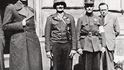 Generálporučík Andrej Andrejevič Vlasov (vlevo) opouští 9. května 1945 velitelství americké 16. obrněné divize v Plzni, uprostřed plukovník Ch. N. Noble