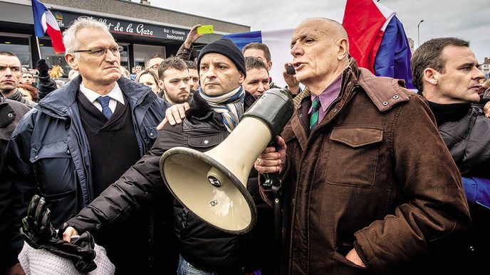 V čele signatářů stojí Christian Piquemal (vpravo), který byl pět let velitelem elitní cizinecké legie. Kvůli účasti na protiimigrační demonstraci v Calais v roce 2016 byl souzen.