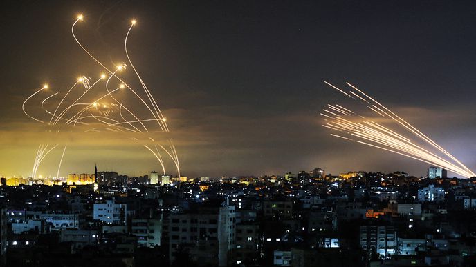 Rakety Hamásu (vpravo) a izraelský raketový štít, který drtivou většinu z nich zničí