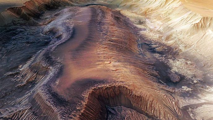 Pod pustým povrchem Marsu se může ukrývat život i dnes