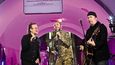 V Kyjevě 8. května: zleva Bono, ukrajinský voják Taras Topolia (frontman skupiny Topolia) a The Edge. Metro, které nyní slouží jako kryt.
