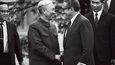 Lê Đức Thọ spolu s americkým ministrem zahraničních věcí (na snímku z ledna 1973) získal Nobelovu cenu za mír. Kissinger cenu mlčky přijal, vietnamský politik ji odmítl.