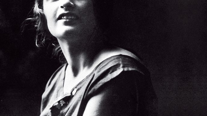 Ayn Randová (1905–1982) na fotografii z roku 1925. Do Spojených států, kapitalistického ráje, odcestovala o rok později.