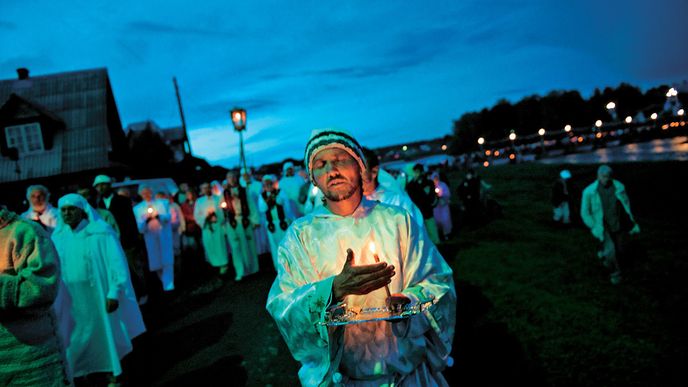 Náboženství příznivců „sibiřského Ježíše Vissariona“ kombinuje prvky Ruské pravoslavné církve s buddhismem. Věří v reinkarnaci a blížící se zánik civilizace, jakou známe.