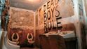 Rekonstrukce toalet dnes už neexistujícího legendárního punkového doupěte CBGB 