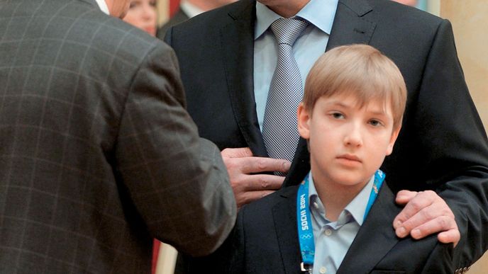 Lukašenko svému synovi nechal ušít několik obleků, uniformu a vyrobit pistoli ze zlata.