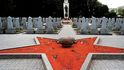 Symbolika na hrobech sovětských vojáků je dnes trochu děsivá