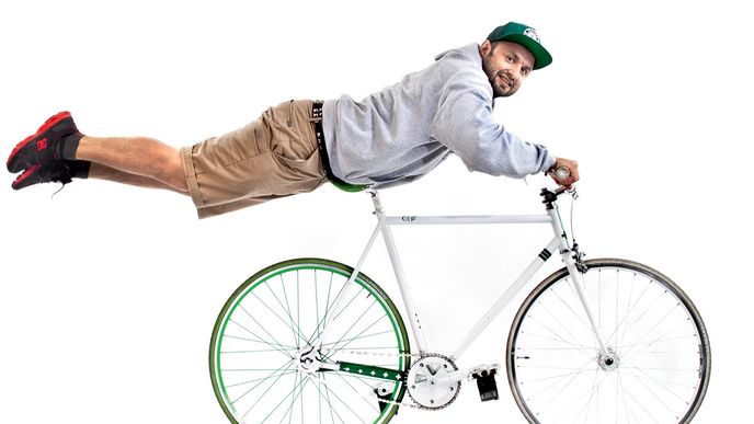 ZDENĚK MARŠÁL, 35 LET, jednatel společnosti Greendata. Prostě odstavil auto a teď lítá na kole. Single speed,  cena asi 20 000 Kč.