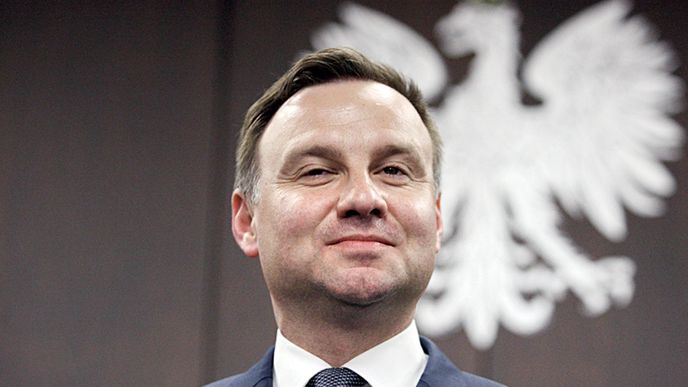 Andrzej Duda. Překvapivý vítěz prvního kola nebyl před volbami v Polsku příliš známý. Za jeho stranu Právo a spravedlnost dosud vždy kandidoval někdo ze zakladatelů formace – bratrů Kaczyńských. Tentokrát ale poprvé strana vsadila na novou tvář – mladého (43 let) právníka, jenž aktuálně zasedá v Evropském parlamentu. Duda má však k zakladatelům strany vztah, protože pracoval jako tajemník v úřadu prezidenta, když ho zastával Lech Kaczyński. Zasedal také ve Státním tribunálu – soudní instituci, která má některé pravomoci našeho Ústavního soudu. Dobře promyšlenou volební kampaní se mu podařilo získat podporu celého konzervativního tábora a stát se favoritem druhého kola.