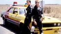 Šílený Max (1979). Zpustošenou zemi blízké budoucnosti ovládají motorkářské gangy. Jedním z policistů, kteří proti  nim bojují, je i Max Rockatansky (Mel Gibson). 