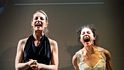 LA FABRIKA: Anna Polívková a Martha Issová, tváře festivalu PRAGUE NONVERBAL,  který potrvá až do neděle, si právem říkají Krasavice interkontinentální