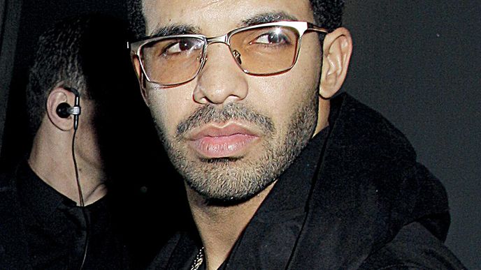 Redakce britského analytického listu Music Week prozkoumala autorské zázemí stovky nejhranějších singlů loňského roku a zjistila překvapivou věc. Pouze čtyři z nich měly jediné- ho skladatele. Zbytek naskládaly  autorské týmy čítající průměrně téměř pět lidí. Například pod nej- úspěšnějším songem roku 2016, písní kanadského rappera Drakea One Dance, je podepsáno osm (!) autorů. Je zajímavé, že před deseti lety kecalo do těch největších hitů průměrně o jednoho člověka méně než dnes: 3,52. Když tohle čtu (Tesař), vidím Wabiho, jak skládá Rosu na kolejích. Zlatý český notičky.