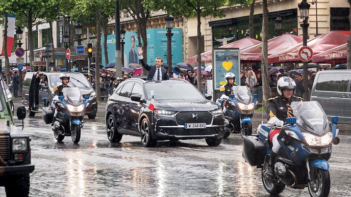 SUV, jež vidíte na snímku, se začne prodávat až v lednu 2018, ale jednoho uživatele už má. Stal se jím nový francouzský prezident, který tím pokračuje v tradici předchozích hlav státu v podobě přízně k výrobkům koncernu PSA. Jacques Chirac a Nicolas Sarkozy totiž usedali do již nevyráběného Citroënu C6 a François Hollande inaugurační jízdu absolvoval v hybridu DS 5. Konkurenční Renault ale pochopitelně neskládá zbraně: Hollande posléze využíval jeho luxusní MPV Espace a u Macrona se také spekulovalo, že u první jízdy na tuto změnu naváže…